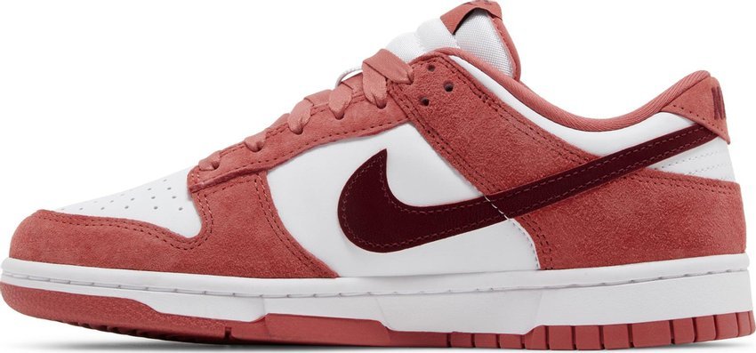 Vista lateral do Nike Nike Dunk Low Valentine's Day 2024 mostrando design do cabedal e logo da marca