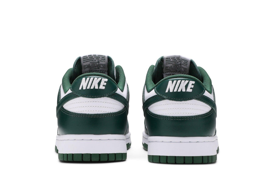 Vista superior do Nike Nike Dunk Low Varsity Green  "Michigan State" mostrando abertura, lingueta e cadarços