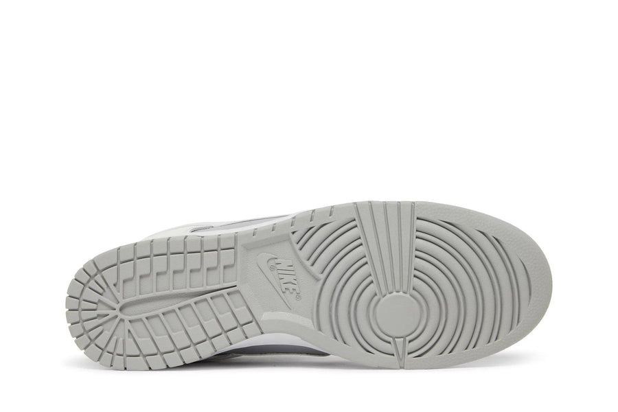 Vista traseira do Nike Nike Dunk Low White Neutral Grey mostrando calcanheira e detalhes do solado