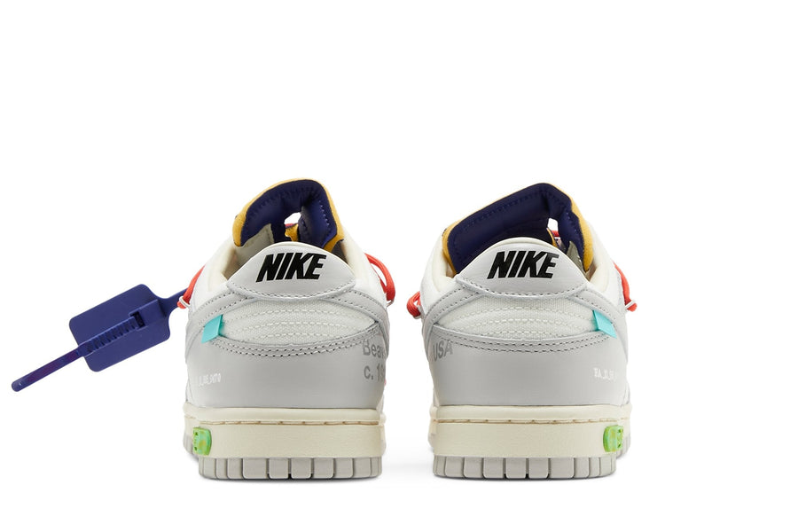Vista superior do Nike Nike Dunk Low x Off White "Lot 23" mostrando abertura, lingueta e cadarços
