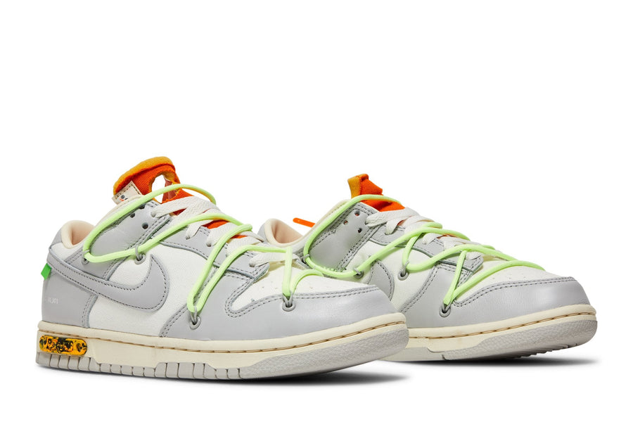 Vista lateral do Nike Nike Dunk Low x Off White "Lot 43" mostrando design do cabedal e logo da marca