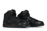 Vista frontal do Nike Nike SB Dunk High Pro Black and Metallic Gold mostrando biqueira e costuras