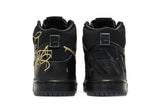 Vista superior do Nike Nike SB Dunk High Pro Black and Metallic Gold mostrando abertura, lingueta e cadarços