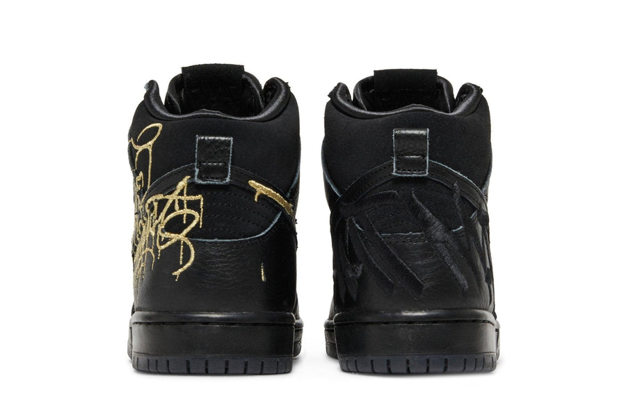 Vista superior do Nike Nike SB Dunk High Pro Black and Metallic Gold mostrando abertura, lingueta e cadarços