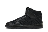Vista lateral do Nike Nike SB Dunk High Pro Black and Metallic Gold mostrando design do cabedal e logo da marca