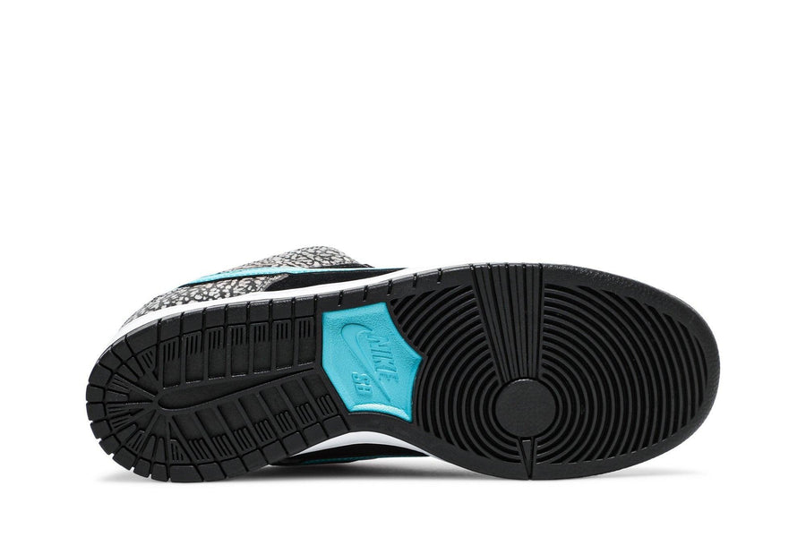 Vista traseira do Nike Nike SB Dunk Low Elephant Colorido mostrando calcanheira e detalhes do solado