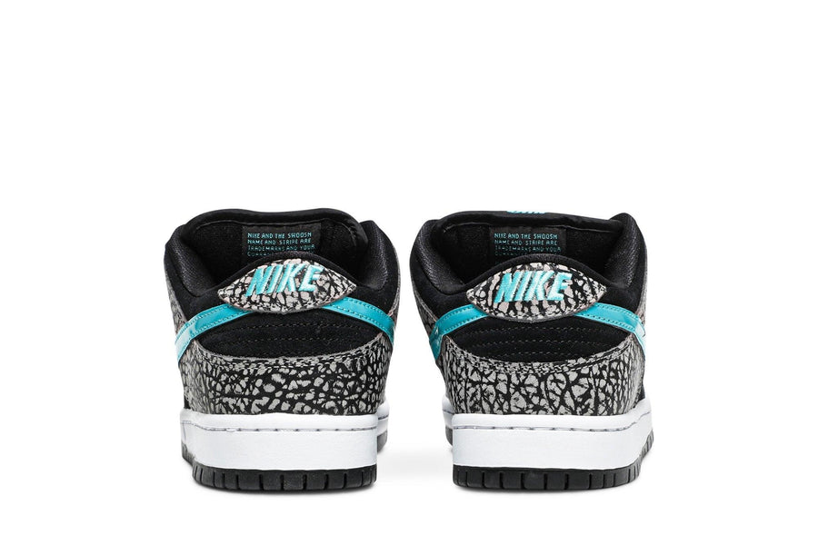 Vista superior do Nike Nike SB Dunk Low Elephant Colorido mostrando abertura, lingueta e cadarços