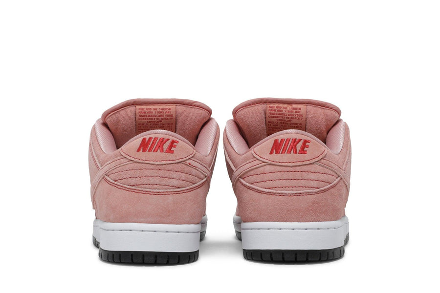 Vista superior do Nike Nike SB Dunk Low Pink Pig mostrando abertura, lingueta e cadarços