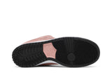 Vista traseira do Nike Nike SB Dunk Low Pink Pig mostrando calcanheira e detalhes do solado