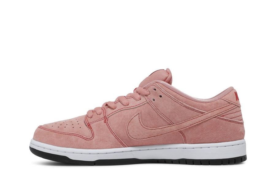 Vista lateral do Nike Nike SB Dunk Low Pink Pig mostrando design do cabedal e logo da marca