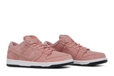 Vista frontal do Nike Nike SB Dunk Low Pink Pig mostrando biqueira e costuras
