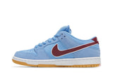 Vista lateral do Nike Nike SB Dunk Low PRM Phillies mostrando design do cabedal e logo da marca