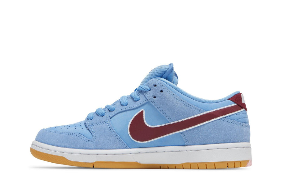 Vista lateral do Nike Nike SB Dunk Low PRM Phillies mostrando design do cabedal e logo da marca