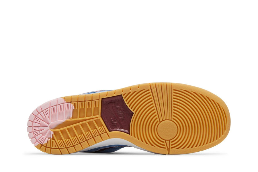 Vista traseira do Nike Nike SB Dunk Low PRM Phillies mostrando calcanheira e detalhes do solado