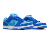 Vista frontal do Nike Nike SB Dunk Low Pro Blue Raspberry mostrando biqueira e costuras