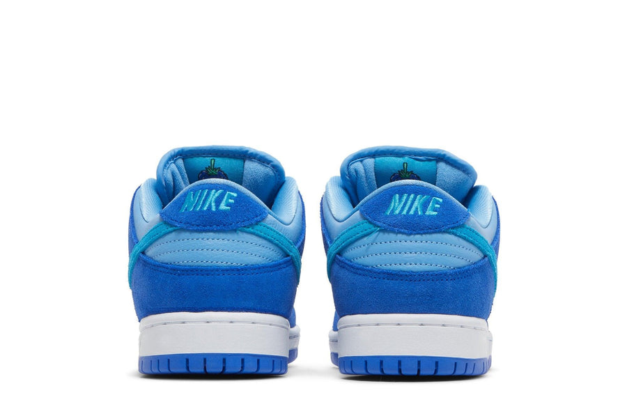 Vista superior do Nike Nike SB Dunk Low Pro Blue Raspberry mostrando abertura, lingueta e cadarços