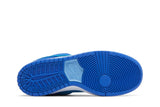 Vista traseira do Nike Nike SB Dunk Low Pro Blue Raspberry mostrando calcanheira e detalhes do solado