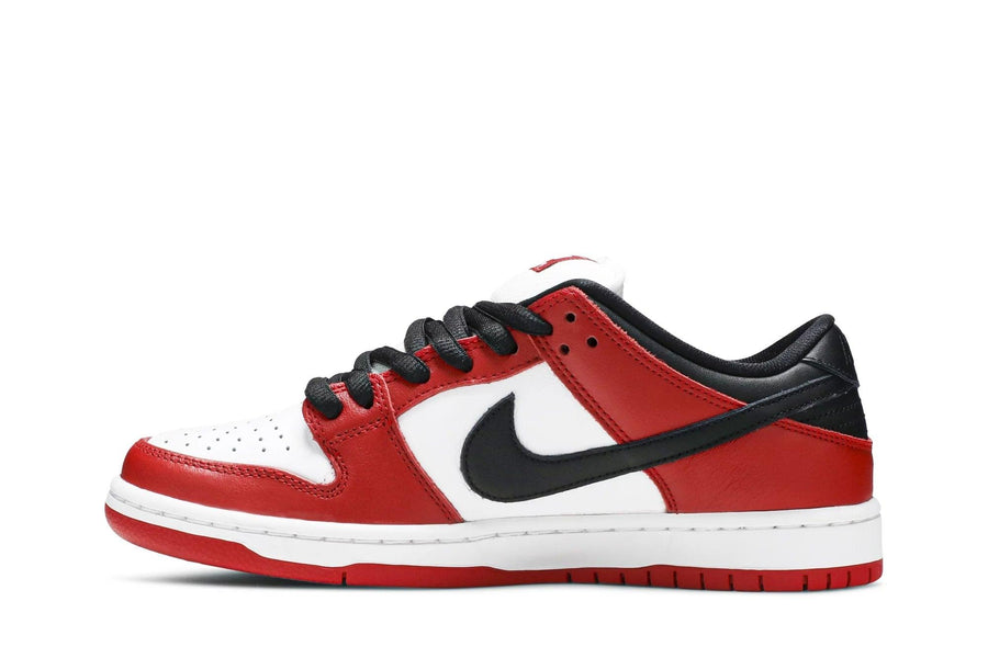 Vista lateral do Nike Nike SB Dunk Low Pro Chicago mostrando design do cabedal e logo da marca