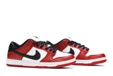 Vista frontal do Nike Nike SB Dunk Low Pro Chicago mostrando biqueira e costuras