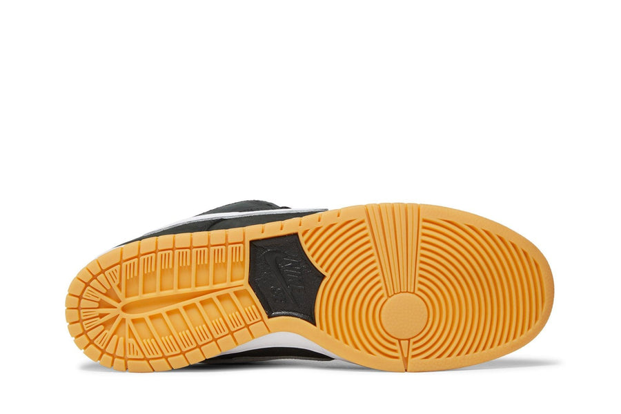Vista traseira do Nike Nike SB Dunk Low Pro ISO Black Gum mostrando calcanheira e detalhes do solado