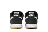 Vista superior do Nike Nike SB Dunk Low Pro ISO Black Gum mostrando abertura, lingueta e cadarços