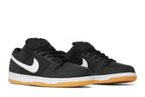 Vista frontal do Nike Nike SB Dunk Low Pro ISO Black Gum mostrando biqueira e costuras