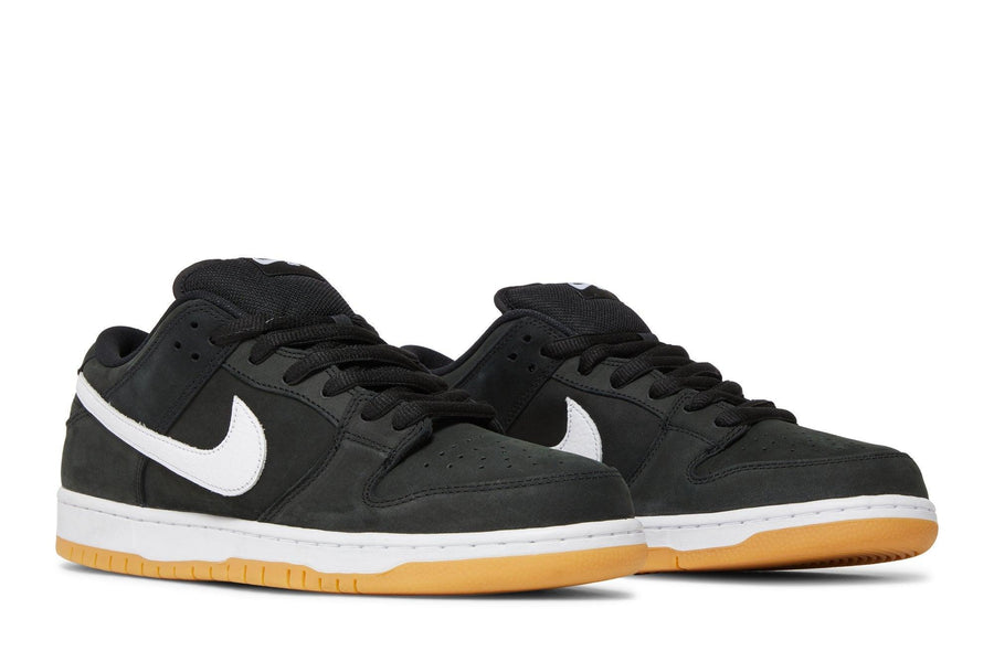 Vista frontal do Nike Nike SB Dunk Low Pro ISO Black Gum mostrando biqueira e costuras