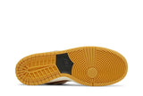 Vista traseira do Nike Nike SB Dunk Low Pro ISO Dark Russet mostrando calcanheira e detalhes do solado