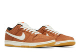 Vista frontal do Nike Nike SB Dunk Low Pro ISO Dark Russet mostrando biqueira e costuras