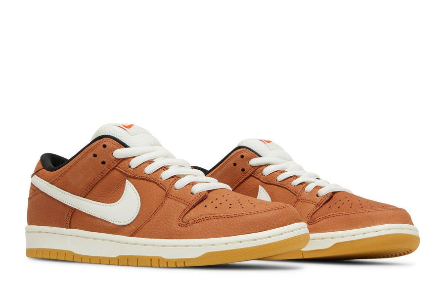 Vista frontal do Nike Nike SB Dunk Low Pro ISO Dark Russet mostrando biqueira e costuras