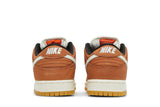 Vista superior do Nike Nike SB Dunk Low Pro ISO Dark Russet mostrando abertura, lingueta e cadarços