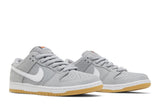 Vista frontal do Nike Nike SB Dunk Low Pro ISO Grey Gum mostrando biqueira e costuras