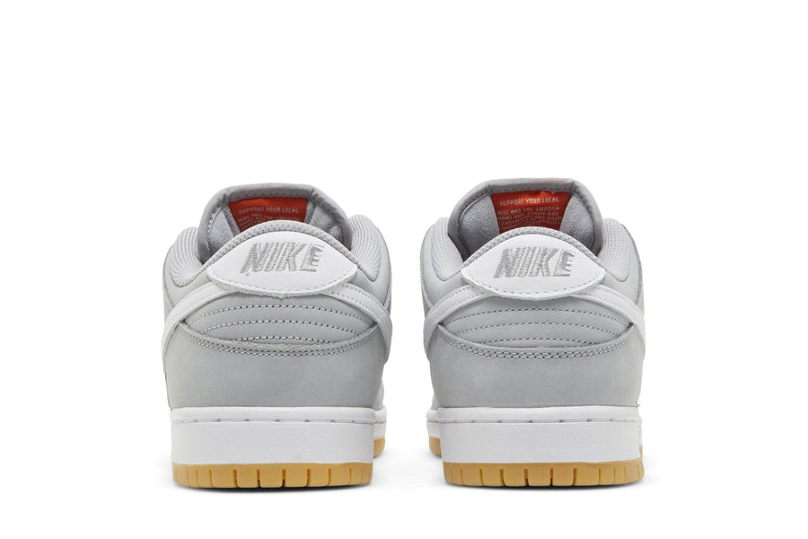 Vista superior do Nike Nike SB Dunk Low Pro ISO Grey Gum mostrando abertura, lingueta e cadarços