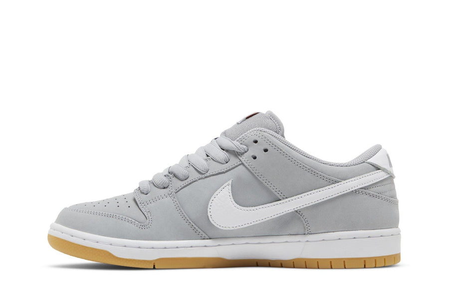 Vista lateral do Nike Nike SB Dunk Low Pro ISO Grey Gum mostrando design do cabedal e logo da marca