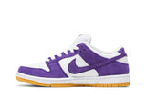 Vista lateral do Nike Nike SB Dunk Low Pro ISO Orange Label Court Purple mostrando design do cabedal e logo da marca