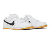 Vista frontal do Nike Nike SB Dunk Low Pro ISO White Gum mostrando biqueira e costuras