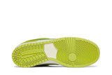 Vista traseira do Nike Nike SB Dunk Low Pro Sour Apple mostrando calcanheira e detalhes do solado