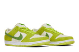 Vista frontal do Nike Nike SB Dunk Low Pro Sour Apple mostrando biqueira e costuras