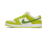 Vista lateral do Nike Nike SB Dunk Low Pro Sour Apple mostrando design do cabedal e logo da marca
