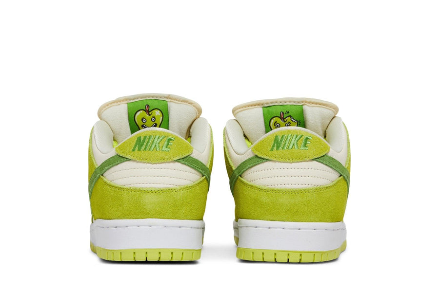 Vista superior do Nike Nike SB Dunk Low Pro Sour Apple mostrando abertura, lingueta e cadarços