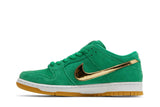 Vista lateral do Nike Nike SB Dunk Low Pro St. Patrick's Day mostrando design do cabedal e logo da marca