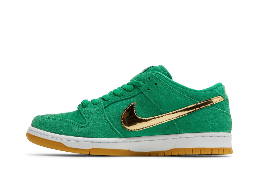 Vista lateral do Nike Nike SB Dunk Low Pro St. Patrick's Day mostrando design do cabedal e logo da marca