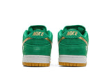 Vista superior do Nike Nike SB Dunk Low Pro St. Patrick's Day mostrando abertura, lingueta e cadarços