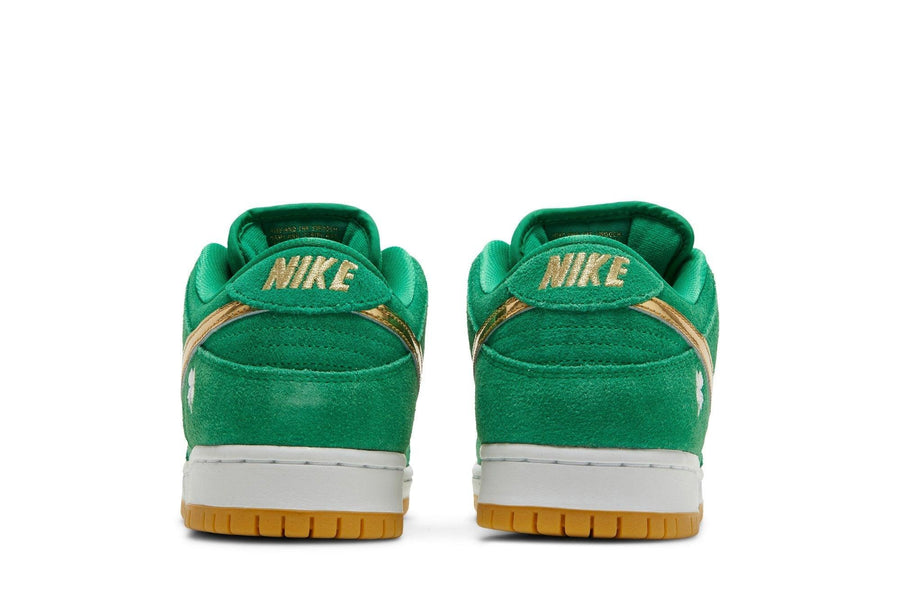 Vista superior do Nike Nike SB Dunk Low Pro St. Patrick's Day mostrando abertura, lingueta e cadarços