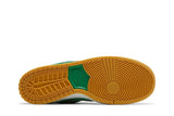 Vista traseira do Nike Nike SB Dunk Low Pro St. Patrick's Day mostrando calcanheira e detalhes do solado