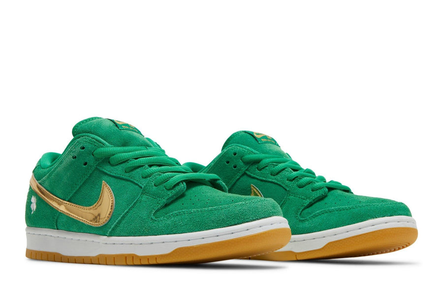 Vista frontal do Nike Nike SB Dunk Low Pro St. Patrick's Day mostrando biqueira e costuras