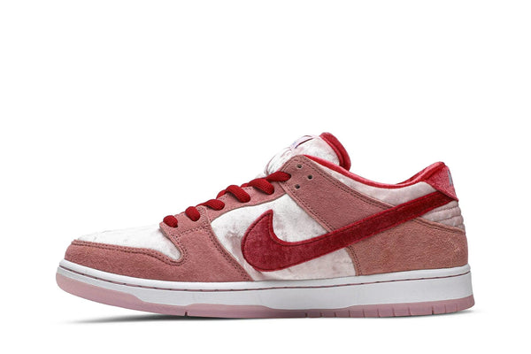 Tênis Nike SB Dunk Low Strangelove Rosa