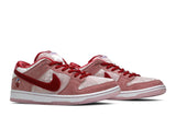 Vista frontal do Nike Nike SB Dunk Low Strangelove mostrando biqueira e costuras