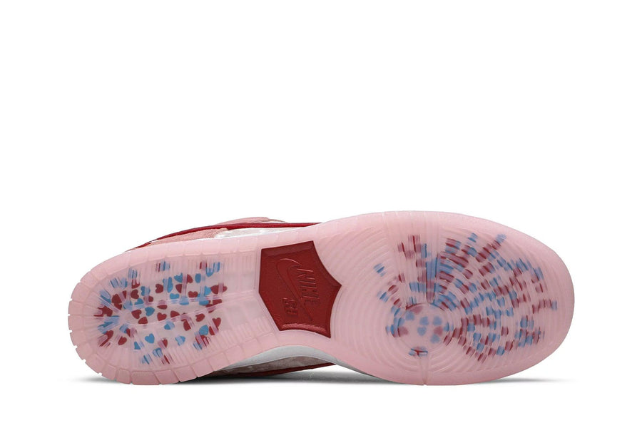 Vista traseira do Nike Nike SB Dunk Low Strangelove mostrando calcanheira e detalhes do solado