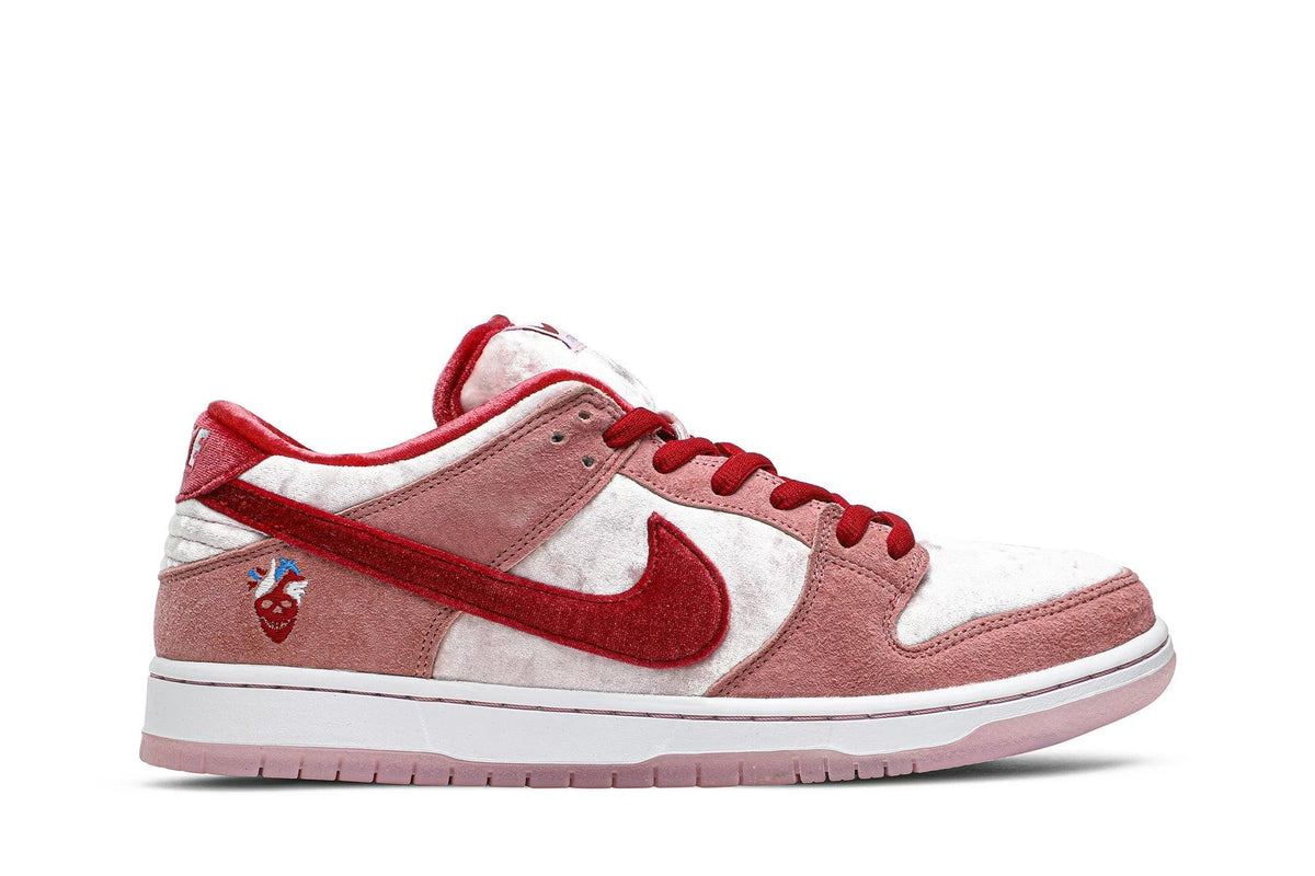 Tênis Nike SB Dunk Low Strangelove Rosa